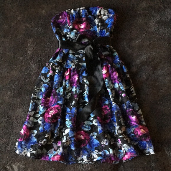 Dresses & Skirts - Semi formal dress size 3 (small)